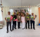 6 мамыр күні «Родничок» бөбекжай-бақшасында Отан қорғаушылар күніне арналған мерекелік құттықтау ұйымдастырылды. Ұжым ер азаматтарға құрмет көрсетіп, ізгі тілектерін білдірді. Мереке көңілді атмосферада өтіп, қатысушыларға көтеріңкі көңіл күй сыйлады. Ер 